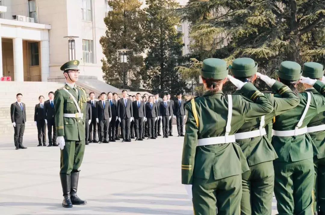 清华大学国旗仪仗队进行队列展示
