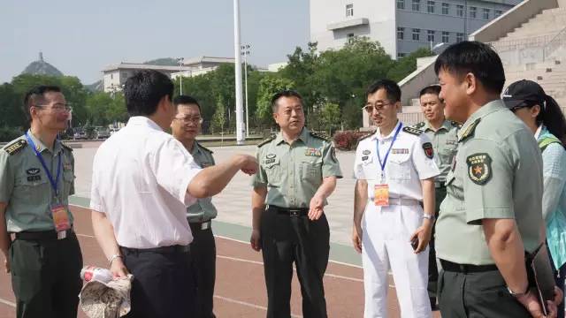 两办领导和巡考员,考官以及防化学院领导交流