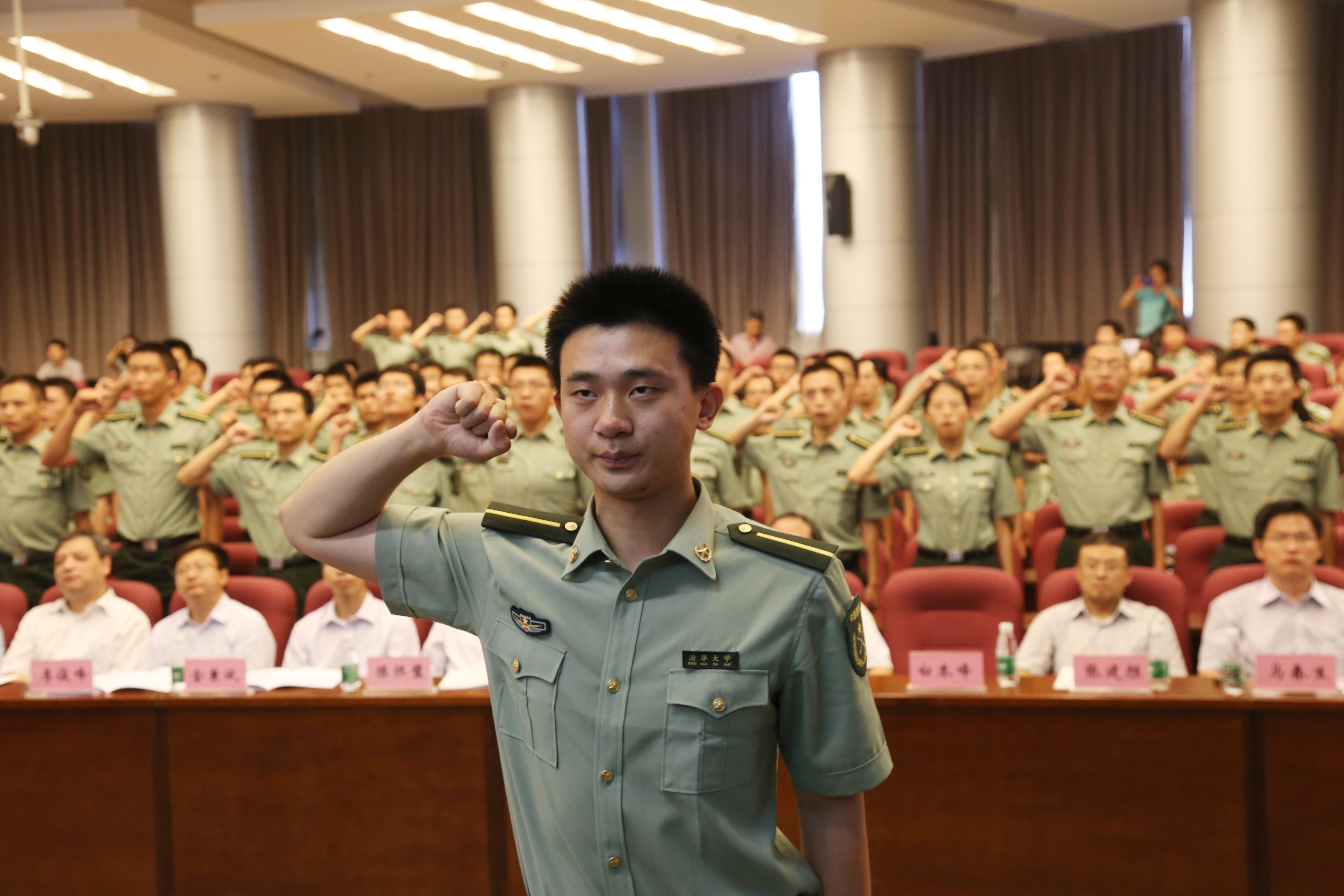 图为国防生宣誓仪式学生记者  吴永宇 摄