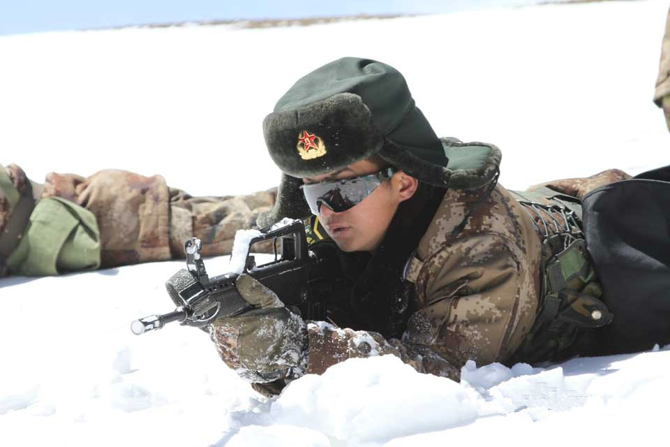 圖為吳毅恆在高原進行射擊訓練(照片來自《解放軍報》)